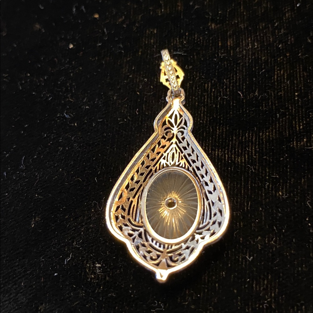 Elegant 10K Gold Filigree Pendant - Picture 2 of 4